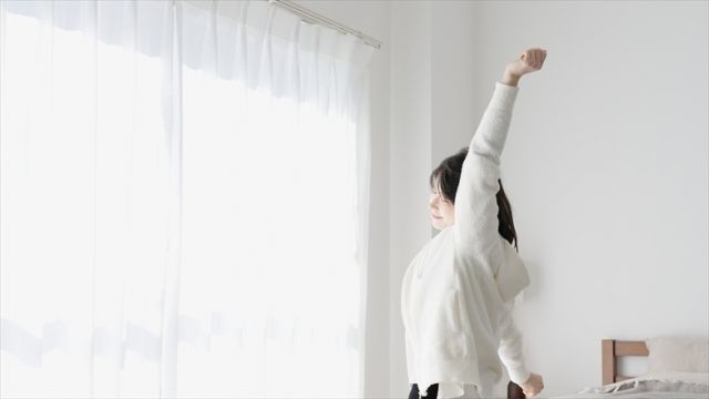 朝日をあびる女性