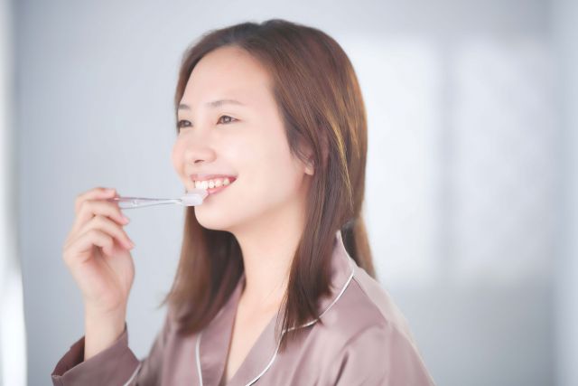 歯磨きをする女性