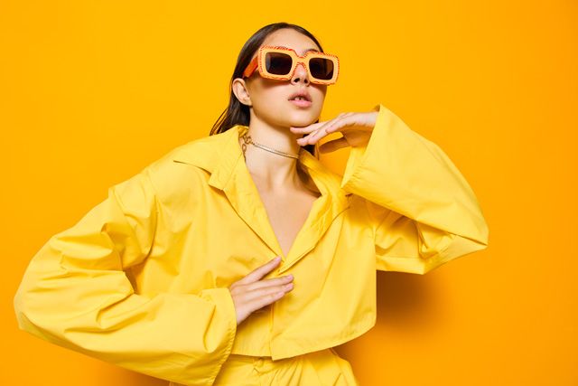 黄色い服の女性