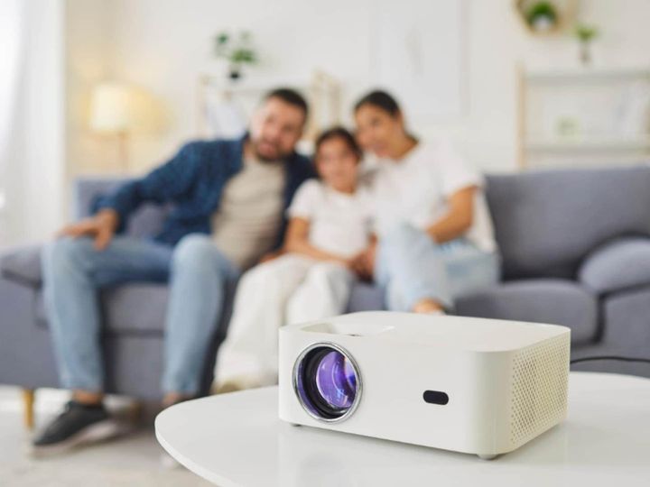 Ankerが2025年に最も愛された製品をまとめたランキングを発表しました。プロジェクター部門では、モバイルモデルから、本格的な4Kホームモデルまで、生活になじむ5製品が選ばれました。（サムネイル画像出典：Studio Romantic / Shutterstock.com）