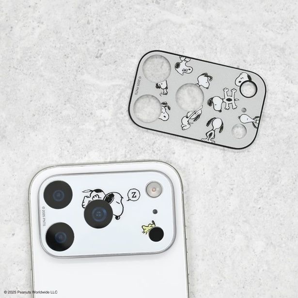 レンズで遊ぶスヌーピーがキュート！すやすや眠るデザイン(写真下)と、さまざまなポーズの総柄デザイン(同上)