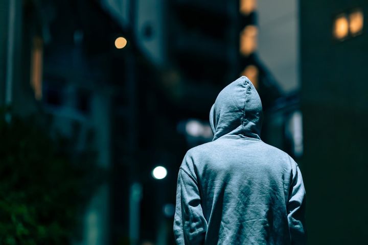 ストーカーによる被害を防ぐには？（画像はイメージ）