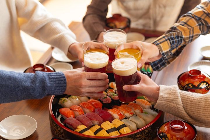 カロリーが高い料理を食べる機会が多い年末年始は、血糖値が上がりやすい時期（画像はイメージ）