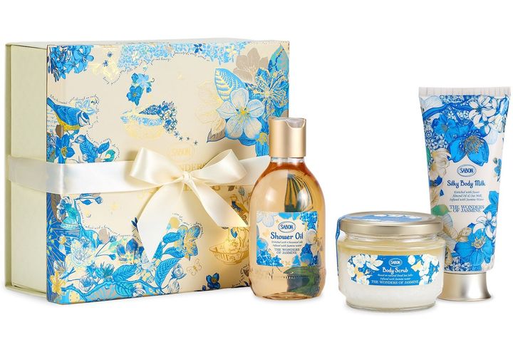 ボディケアキット ジャスミン・ワンダー ￥13,200（2026年1月8日発売） ※セット内容／シャワーオイル ワンダーズ 300ml、ボディスクラブ ワンダーズ 320g、シルキーボディミルク ワンダーズ 200ml、ギフトボックス