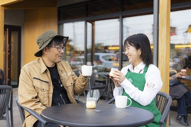 ストアマネージャーの佐久間さん(右)と道の駅駅長の内山(左)さん。スターバックスのコーヒーと、リサイクルループで生まれる道の駅のプリンを手に語ってもらった