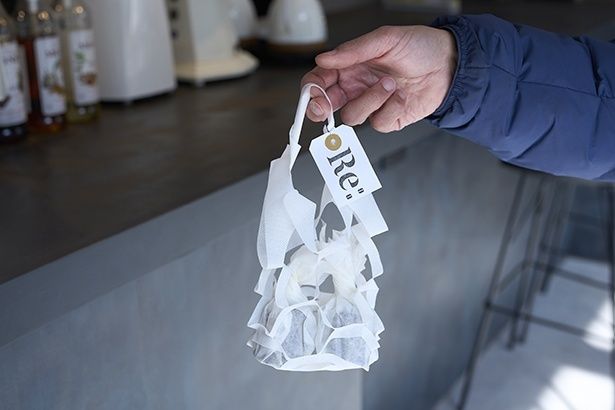 手土産にも好評のカヌレは、テイクアウト用の紙細工の手提げ袋で提供