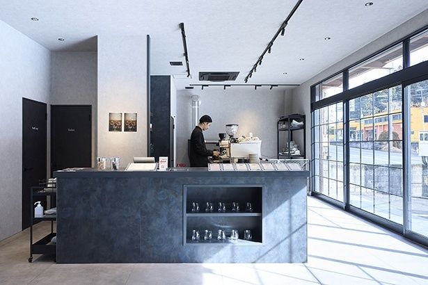 全面ガラス張りの開放的な店内。ミニマルな空間は和風の外観と好対照