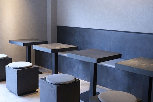 家具や什器にもこだわり、徹底してモノトーンの空間を演出