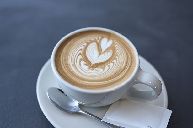 ミルクチョコレートのようなまろやかな甘味が印象的な、カフェラテ(550円)。豆は日によって替わる 