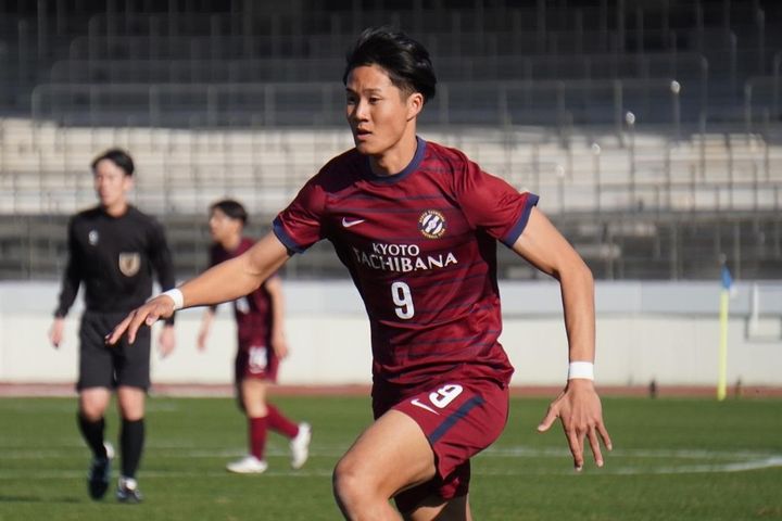 画像: 右ひざにケガを抱えながらも、懸命にボールを追い回す伊藤（写真中央 縄手猟）