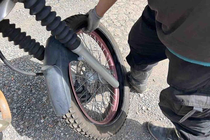 ある程度ビードがめくれたら、フロントタイヤを回転させても良いが、バイクをバックすることでも楽に外せる