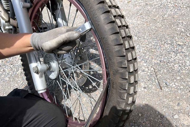 1箇所めくれたら、焦らずに少しずつめくっていく。通常のタイヤ交換の時を思い出して、確実に作業を進めていこう