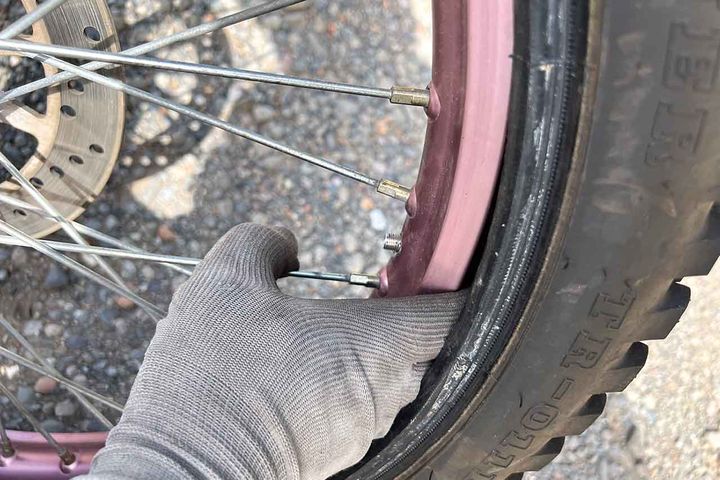 通常のタイヤ交換時よりも隙間が多く、チューブの穴にバルブを合わせるのは簡単だ