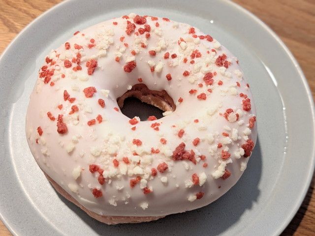 いちごミルクホイップドーナツの写真