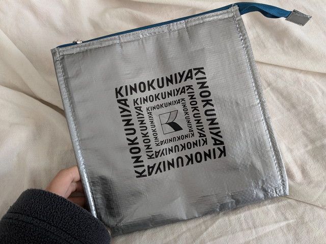 紀ノ国屋×レサージュの保冷・保温ポーチの正面（シルバー）