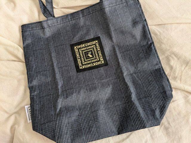 紀ノ国屋×レサージュのグレンチェックトートバッグの正面（ロゴワッペン付き）