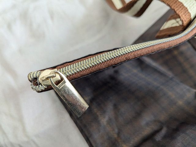 紀ノ国屋×レサージュのお買い物バッグのファスナーと引き手のアップ