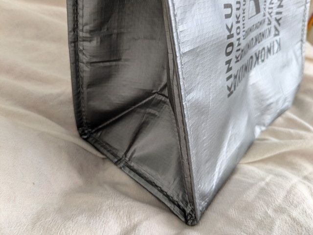 紀ノ国屋×レサージュの保冷・保温ポーチのマチと底面の立体感