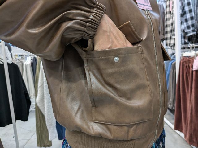 フェイクレザーファーウォームブルゾンのポケット