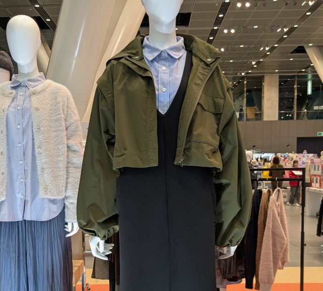 カーキのデタッチャブルトレルジャケットのショートバージョン