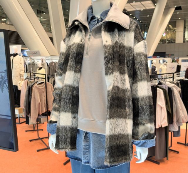 シャギーチェックウォームジャケットを着用したコーデ