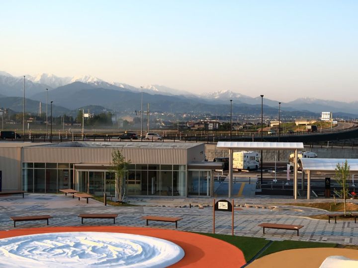 All About ニュース編集部が全国250人を対象に実施した「年末年始に行きたい道の駅に関するアンケート」の調査結果から、年末年始に行きたいと思う「富山県の道の駅」ランキングを発表！ 2位「KOKOくろべ」を抑えた1位は？