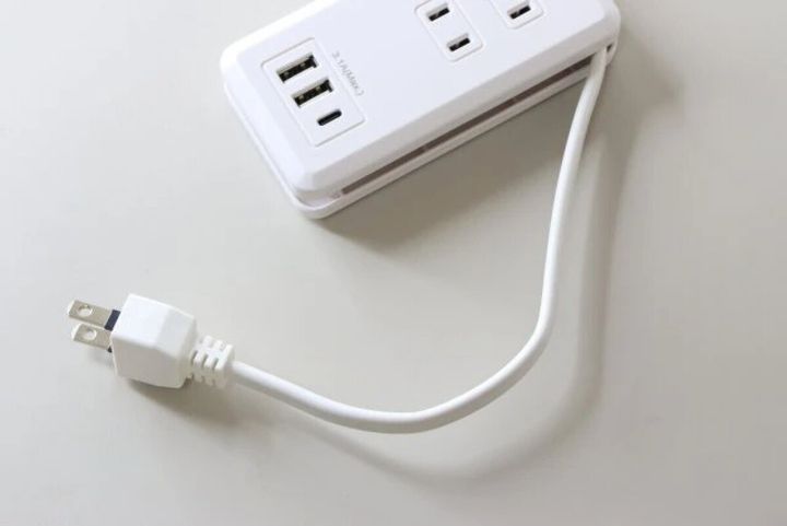 ダイソーの2コンセントタップは20cmコード付き