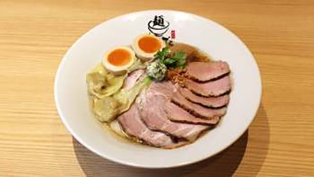 至高塩ラーメン(2300円)(燻チャーシュー2枚、鴨チャーシュー5枚、ネギ、メンマ、セロリ、煮卵、ハーブバター、トリュフワンタン)