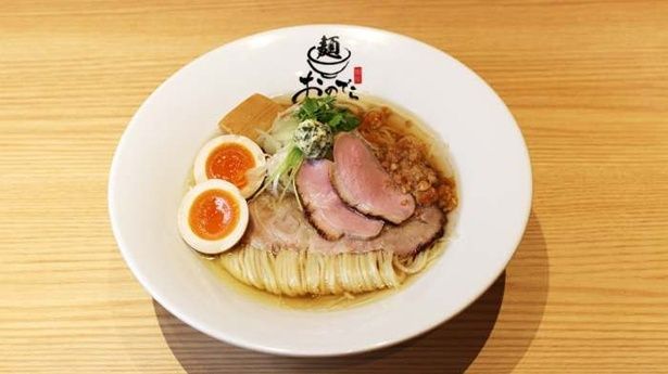 【写真】特製塩ラーメン(1480円)(燻チャーシュー1枚、鴨チャーシュー2枚、ネギ、メンマ、セロリ、煮卵、ハーブバター)