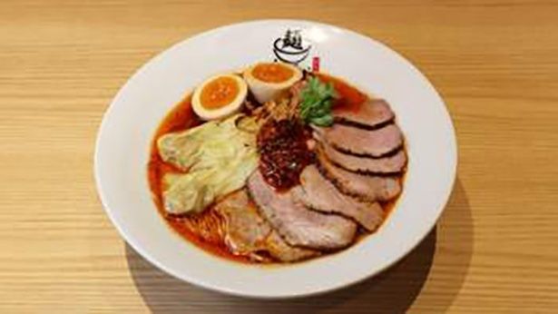 至高旨辛ラーメン(2400円)(燻チャーシュー2枚、鴨チャーシュー5枚、ネギ、メンマ、セロリ、煮卵、トリュフワンタン)