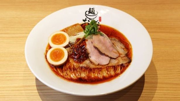 特製旨辛ラーメン(1580円)(燻チャーシュー1枚、鴨チャーシュー2枚、ネギ、メンマ、セロリ、煮卵)