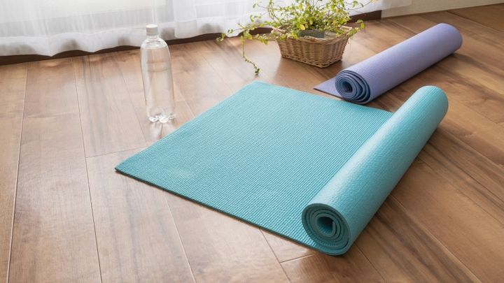 ヨガマットとペットボトルの水 運動 エクササイズ イメージ