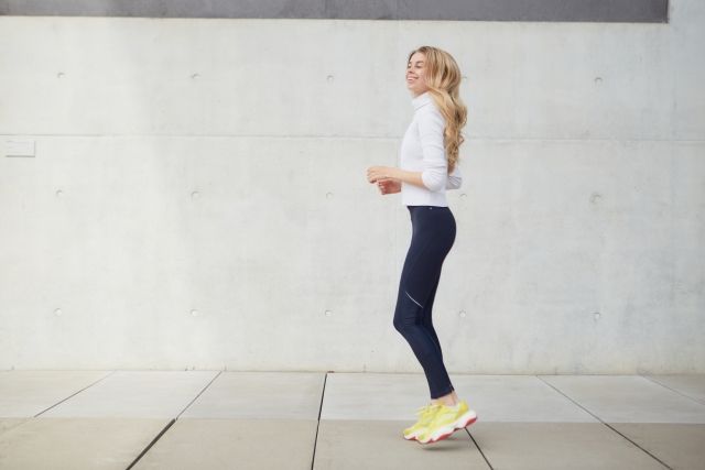 外でジャンプをする女性 運動 エクササイズ