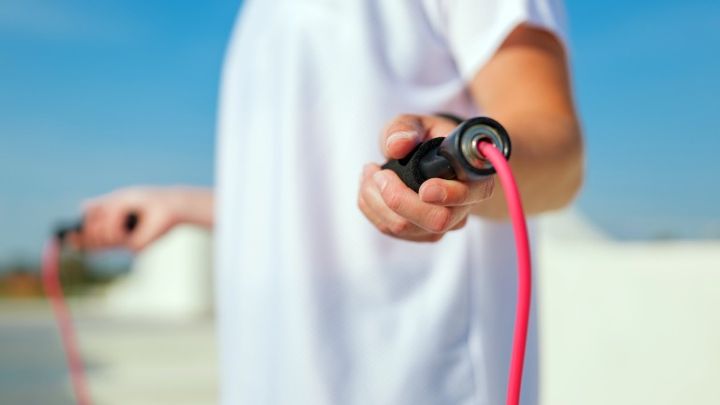 快晴の日に外で縄跳びをする人の手元 運動 エクササイズ イメージ