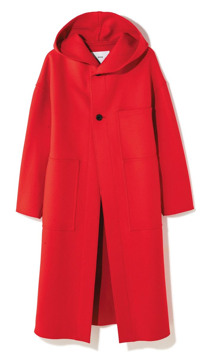 最旬カラーの赤を身に纏って、シンプルな装いに華やかさをプラス