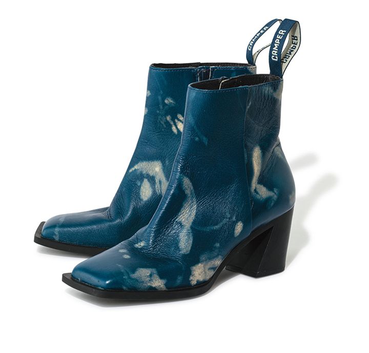 個性派ジップアップブーツで足元にエッジを利かせて