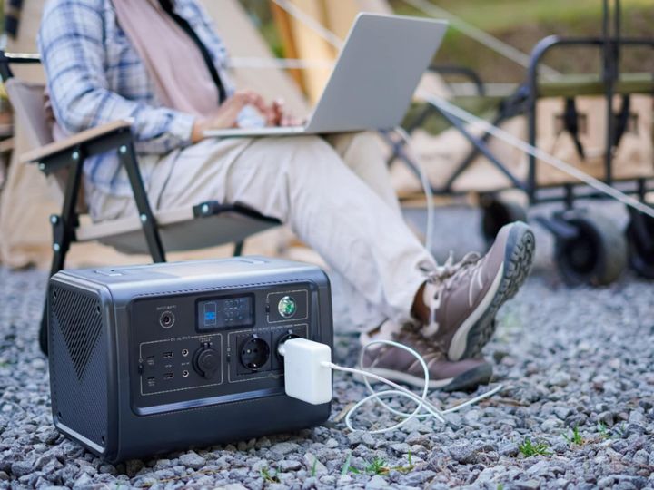 Ankerが2025年に最も愛された製品をまとめたランキングを発表しました。アウトドアや防災意識の高まりを受け、注目を集めるポータブル電源部門のランキングです。（サムネイル画像出典：Jagadcorp69 / Shutterstock.com）