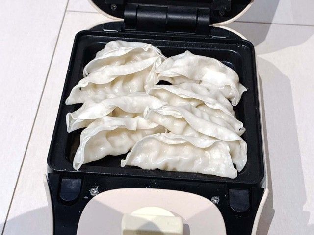ホットサンドメーカーで餃子