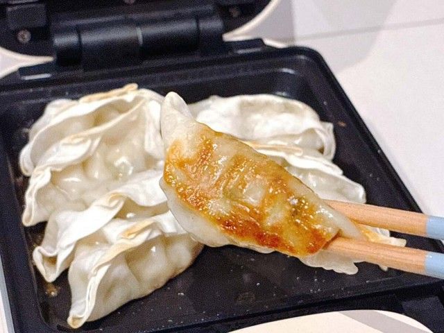 ホットサンドメーカーで餃子