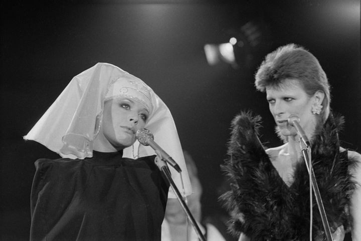 1973年、デヴィッド・ボウイとパフォーマンスするフェイスフル。