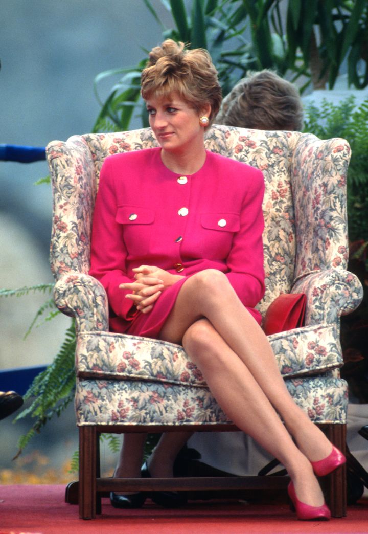 1991年、カナダ・サドバリーを訪問した際のダイアナ元妃。このとき纏っていたビビッドピンクのスーツもコステロがデザインしたもの。