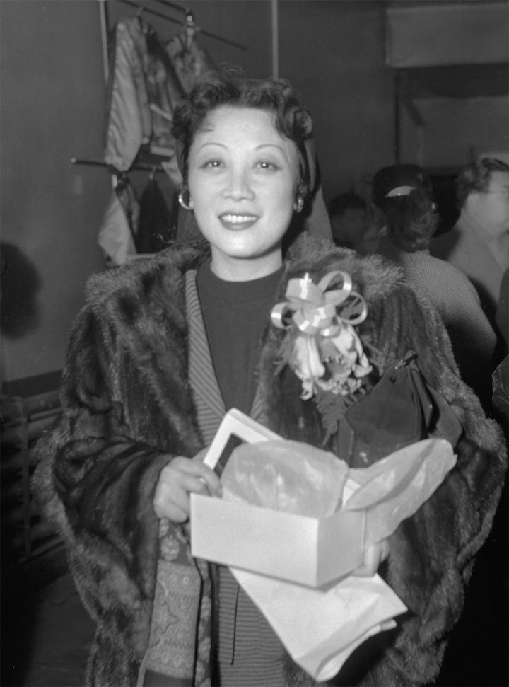帰国した女優・声楽家の田中路子さん、1953（昭和28）年12月帰国時撮影（羽田空港）