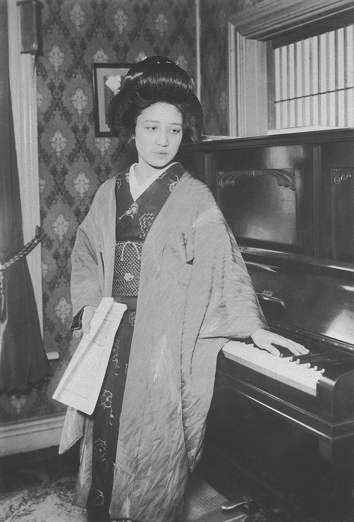 ウィーンへ音楽修業に行く東京音楽学校のソプラノ歌手、田中路子さん。田中頼璋画伯のまな娘＝1930（昭和5）年1月13日（日本電報通信社撮影）