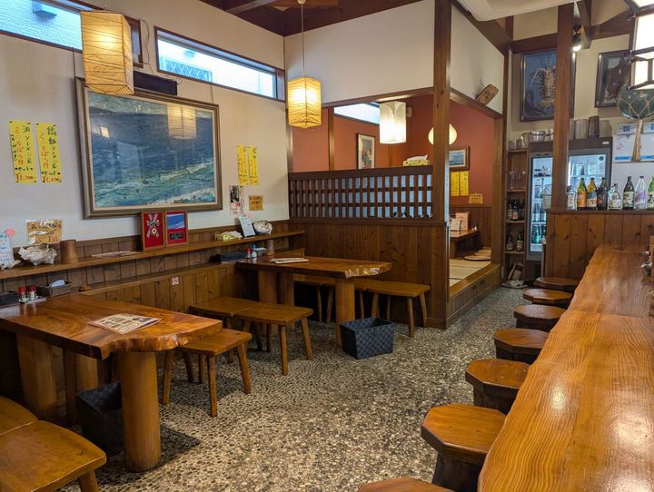 広々とした店内には古民家風の テーブルやイスが