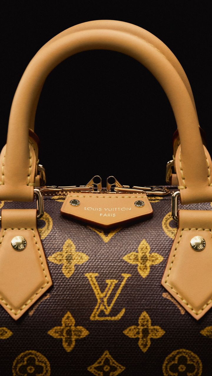 モノグラム・アニバーサリー コレクションで登場した、ヴィンテージの趣を湛えた“モノグラム”。トランクに付属する鍵番号を記した顧客登録簿の表紙デザインが、その着想源だ。