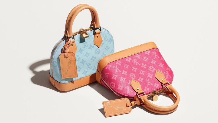 「アルマ BB」 本体 H17.5cm ¥368,500 ／ともにLOUIS VUITTON（ルイ・ヴィトン クライアントサービス）