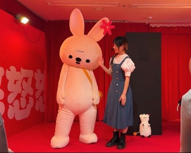 怒怒怒ランド正社員の「ウッサ」がショーに登場！ウッサの耳には、世の中のイライラする言葉が、よく聞こえてしまうそう