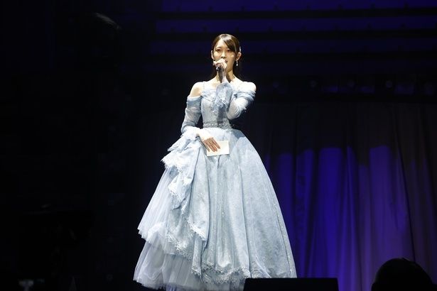 19日公演では松尾美佑さんの卒業セレモニーを実施。淡いブルーのドレスに身を包み、ターコイズ＆白のペンライトで染まった客席を前にファンへの感謝を伝えた 鈴木健太(KENTA Inc.)