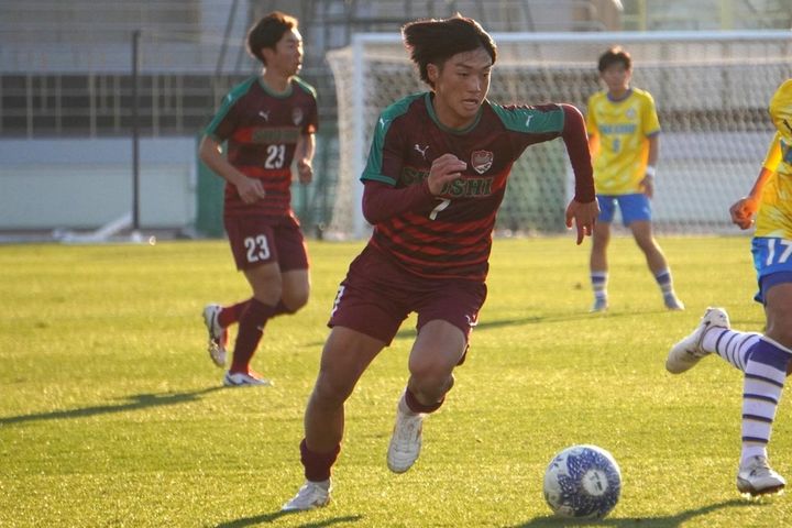 画像: 得意のドリブルで相手を抜き去る臼井（写真中央 縄手猟）