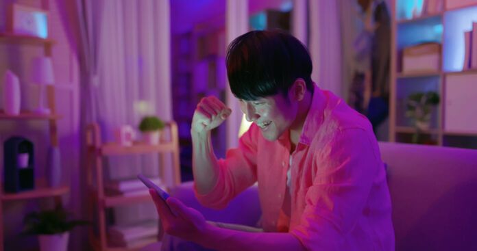 デート中のスマホいじり、どこまでなら許せる？